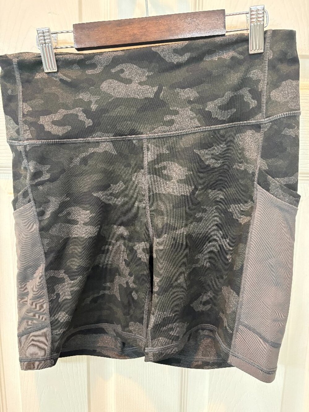 🔥 Fabletics PowerHold Dark Camo Mesh-Pocket 7" Biker Shorts • Size XL